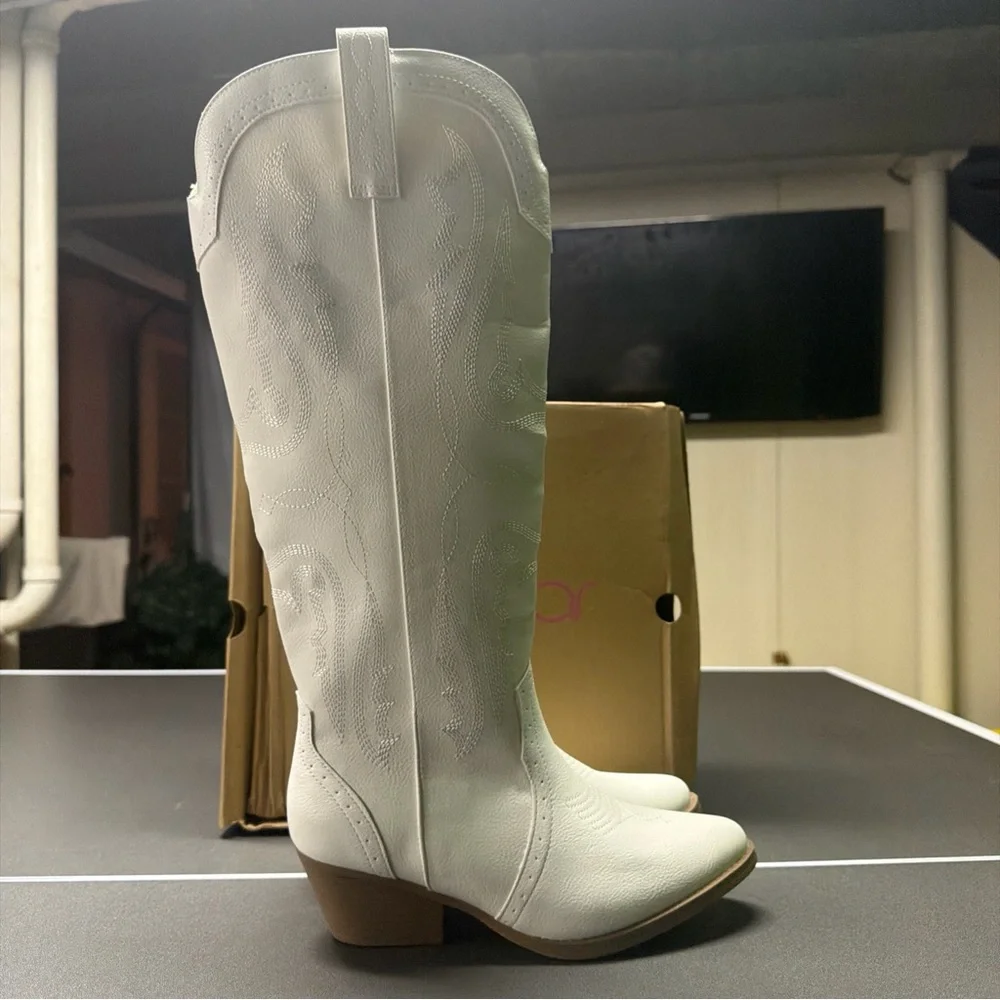 NIB Sugar Womens Tall White Cowboy Cowgirl Boots PointedToe Embroidered Size 8.5